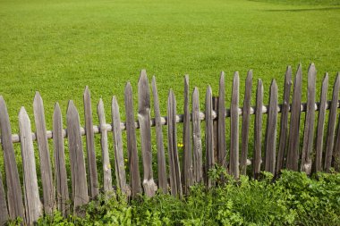 İtalya 'daki Val di Funes otlağının ahşap çiti.