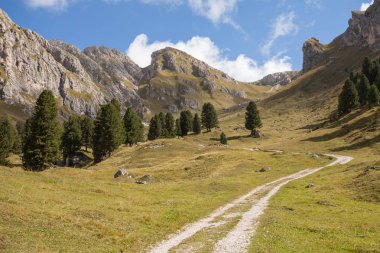 val di Funes alan Dolomites bir mera üzerinde geniş sonbahar görünümü