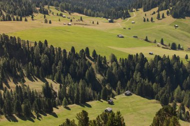 Val di Funes bir mera Güz, eski samanlıkta
