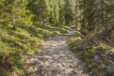 uzun bir dağ yolu Valle di Funes içinde Italyan içine yürüyüş 