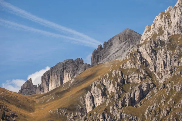 Ampla vista outonal sobre um pasto na área val di Funes Dolom — Fotografia de Stock