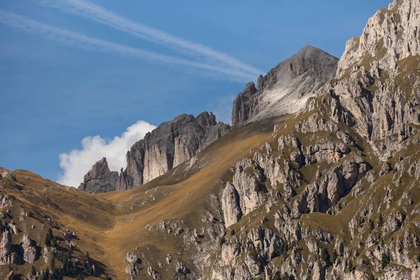 Ampla vista outonal sobre um pasto na área val di Funes Dolom — Fotografia de Stock