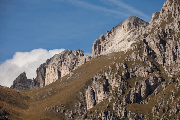 Brede herfst uitzicht over een weiland in het val di Funes gebied Dolom — Stockfoto