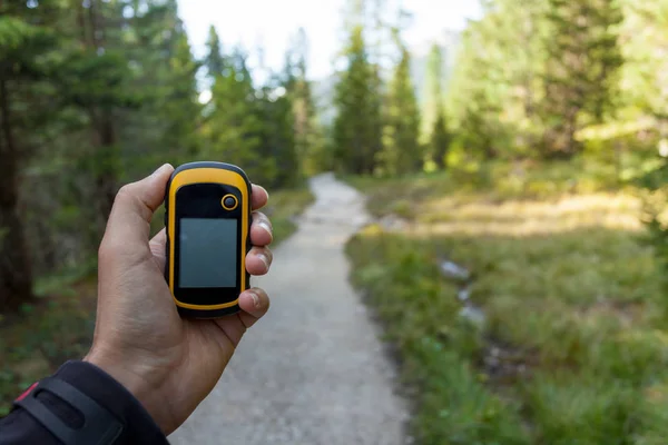 Encontrar a posição certa na floresta com um GPS — Fotografia de Stock