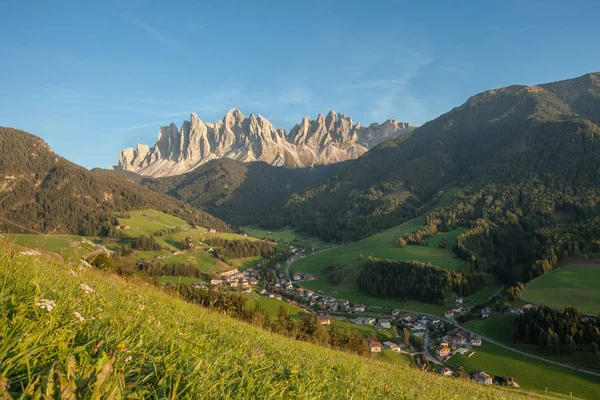 Włoski górskie miasteczko St. Magdalena w Val di Funes w — Zdjęcie stockowe