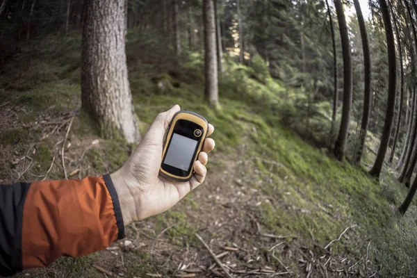 Trekker za pomocą GPS wśród lasu w pochmurny dzień — Zdjęcie stockowe