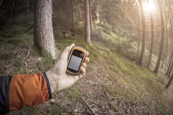 Trekker za pomocą GPS wśród lasu w pochmurny dzień — Zdjęcie stockowe