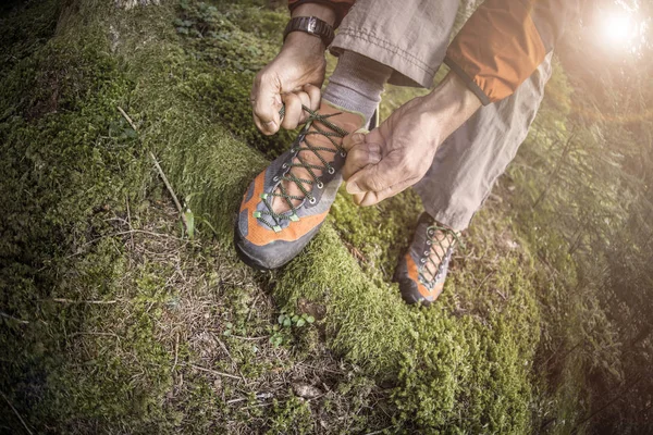 Треккер, гуляющий в одиночестве среди леса в облачный день — стоковое фото