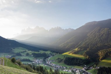 Küçük İtalyan dağ town of St. Magdalena Val di Funes içinde 