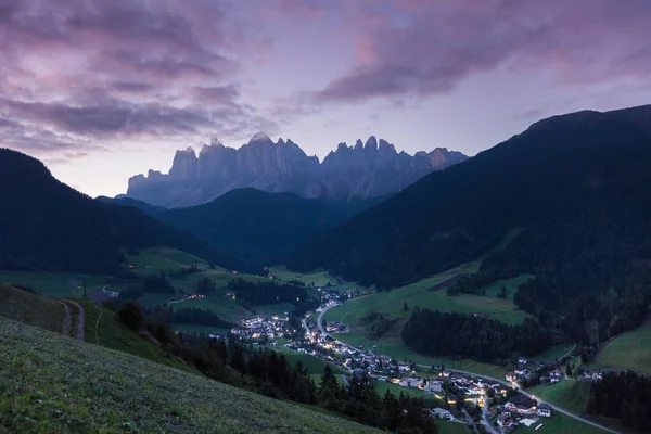 Küçük İtalyan dağ town of St. Magdalena Val di Funes içinde — Stok fotoğraf