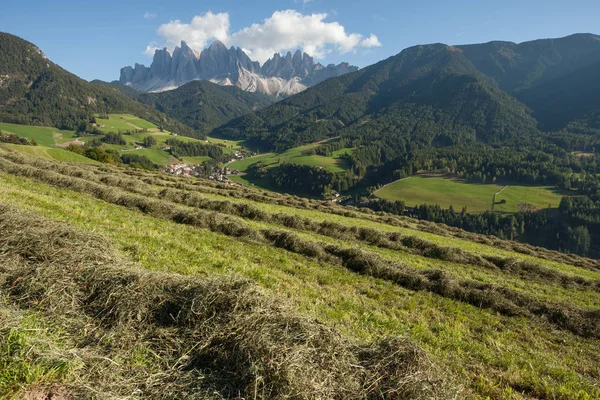 Escena rural durante la cosecha de heno en Villnoess en Dolomitas — Foto de Stock