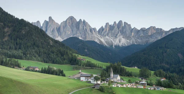 Pequeña ciudad italiana de montaña de Santa Magdalena en Val di Funes en — Foto de Stock