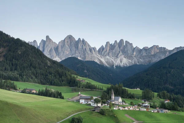 Pequeña ciudad italiana de montaña de Santa Magdalena en Val di Funes al atardecer —  Fotos de Stock