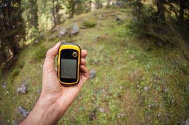 orman içinde bir gps kullanarak bir trekker