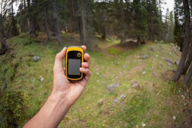 orman içinde bir gps kullanarak bir trekker