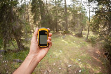orman içinde bir gps kullanarak bir trekker