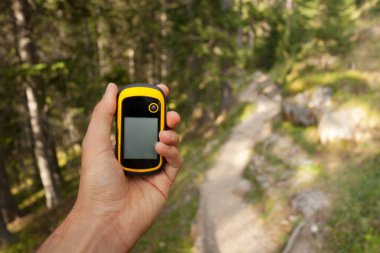 orman içinde bir gps kullanarak bir trekker