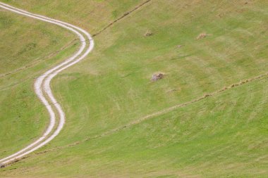 bir geniş yeşil dağ mera Val di Funes, İtalya