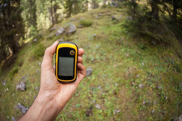 Ein Trekker mit einem GPS im Wald — Stockfoto