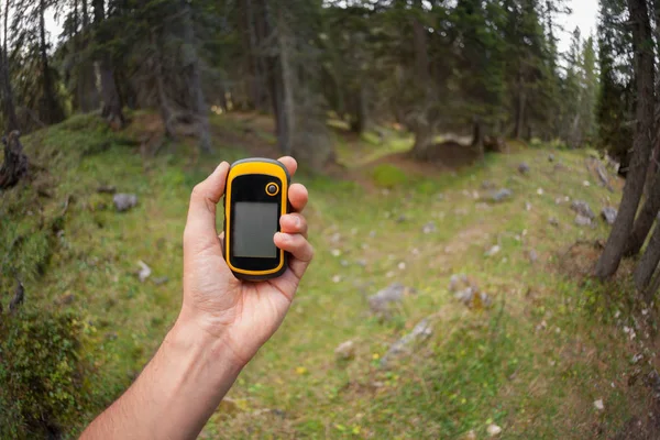 Ein Trekker mit einem GPS im Wald — Stockfoto
