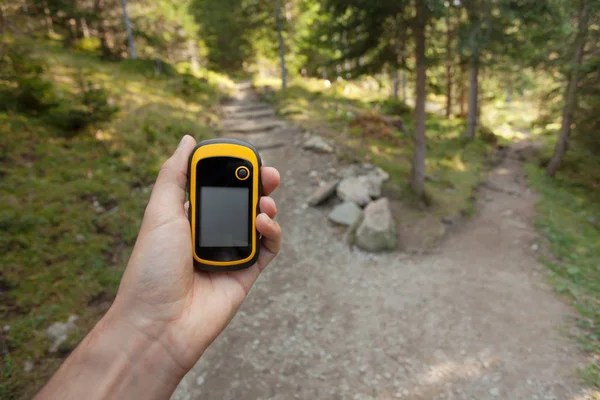 Un randonneur utilisant un GPS à l'intérieur de la forêt — Photo