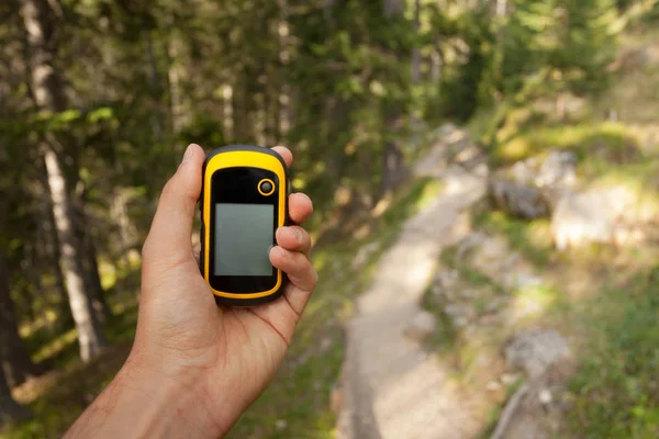 Ein Trekker mit einem GPS im Wald — Stockfoto