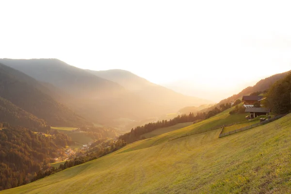 日没時にヴァル・ディ・フネスの聖マグダレナの小さなイタリアの山の町 — ストック写真