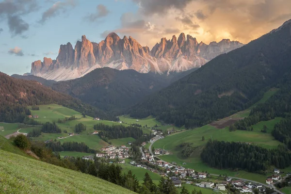 Kleine italienische Bergstadt St. Magdalena im Villnösser Tal bei Sonnenuntergang — Stockfoto