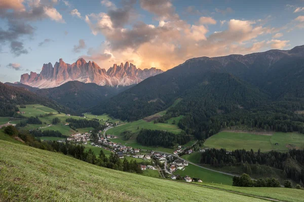 Pequeña ciudad italiana de montaña de Santa Magdalena en Val di Funes al atardecer — Foto de Stock