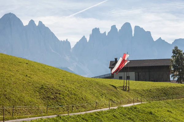 Bandeiras do Tirol do Sul no ar durante a celebração local "Speckfest" em Val di Funes — Fotografia de Stock