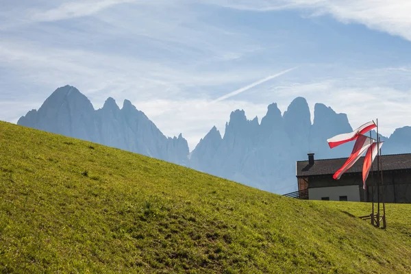 Bandeiras do Tirol do Sul no ar durante a celebração local "Speckfest" em Val di Funes — Fotografia de Stock