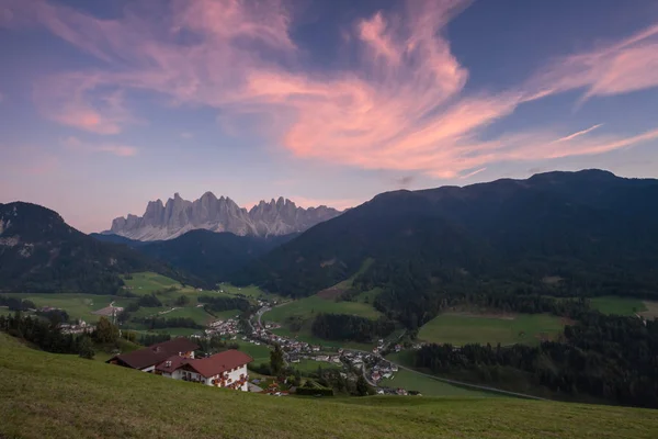 Gün batımında Val di Funes 'da küçük bir İtalyan dağ kasabası olan St. Magdalena — Stok fotoğraf