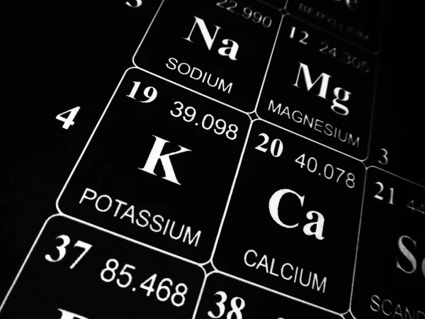 Potassium sur le tableau périodique des éléments — Photo