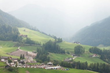 Val Di Funes, İtalya - 01 Ekim 2016: Her yıl Ekim ayında Val di Funes'teki küçük İtalyan kilisesinin yanında yerel kutlama 