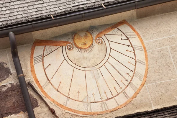 VAL DI FUNES, ITALIA - 01 DE OCTUBRE DE 2016: Un detalle del viejo reloj de sol pintado en 1465 sobre la pared exterior de la pequeña capilla de Santa Magdalena en Val di Funes — Foto de Stock