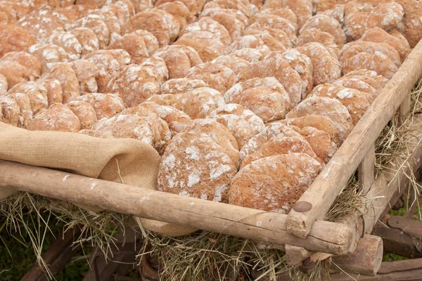 Tradiční Žitná mouka chleba vařená na místě při oslavě "Speckfest" ve Val di Funes, Dolomity. — Stock fotografie