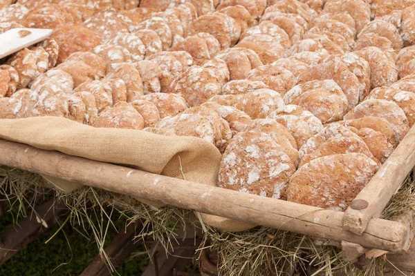 Tradiční Žitná mouka chleba vařená na místě při oslavě "Speckfest" ve Val di Funes, Dolomity. — Stock fotografie