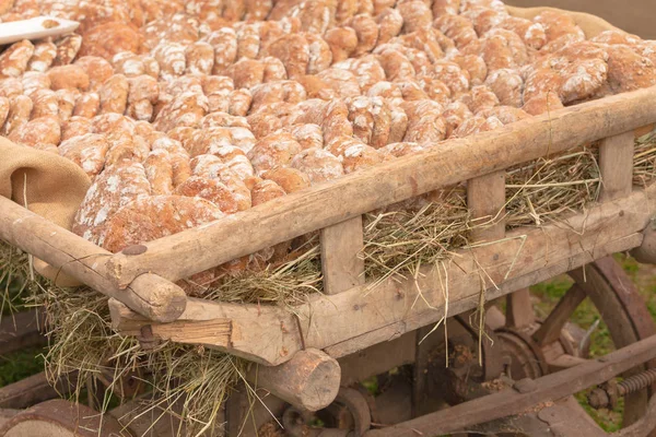 Traditionelles Roggenmehlbrot, vor Ort gekocht während des Speckfestes in val di funes, Dolomiten. — Stockfoto