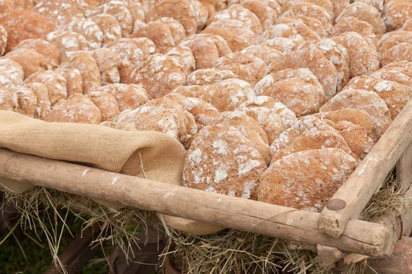 Traditionellt rågmjöl bröd tillagas på plats under "Speckfest" firande i Val di Funes, Dolomiterna. — Stockfoto