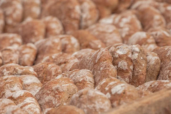 Traditioneel roggemeel brood gekookt op het terrein tijdens de "Speckfest" viering in Val di Funes, Dolomieten. — Stockfoto