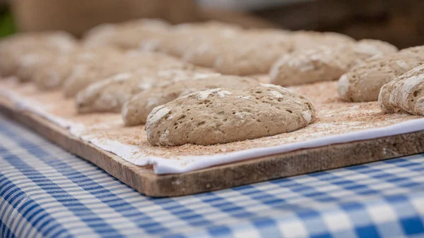 Tradiční Žitná mouka chleba vařená na místě při oslavě "Speckfest" ve Val di Funes, Dolomity. — Stock fotografie