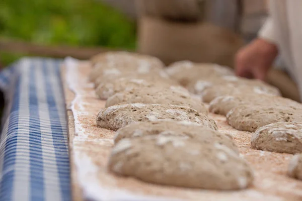 Tradiční Žitná mouka chleba vařená na místě při oslavě "Speckfest" ve Val di Funes, Dolomity. — Stock fotografie