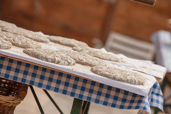 Pan de harina de centeno tradicional cocinado en el lugar durante la celebración del "Speckfest" en Val di Funes, Dolomitas . —  Fotos de Stock