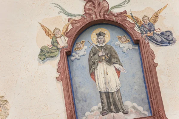 Dettaglio di un antico affresco dipinto sulla parete esterna della piccola cappella di San Giovanni in Val di Funes — Foto Stock