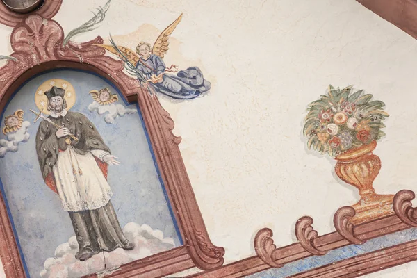 Egy részlet egy régi freskó festett a külső falon a kis kápolna Szent Johan val di Funes — Stock Fotó