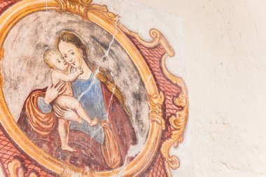Val Di Funes, İtalya - 30 Eylül 2016: Val di Funes'teki St. Johan şapelinin dış duvarına boyanmış eski bir freskin detayı