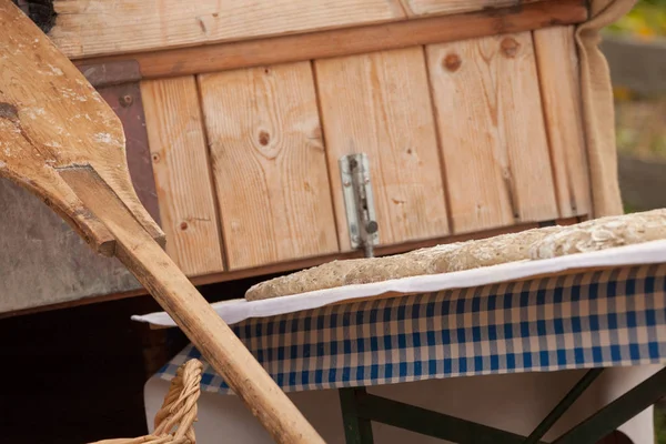 Pane tradizionale di segale cotto in loco durante lo Speckfest in Val di Funes, Dolomiti . — Foto Stock