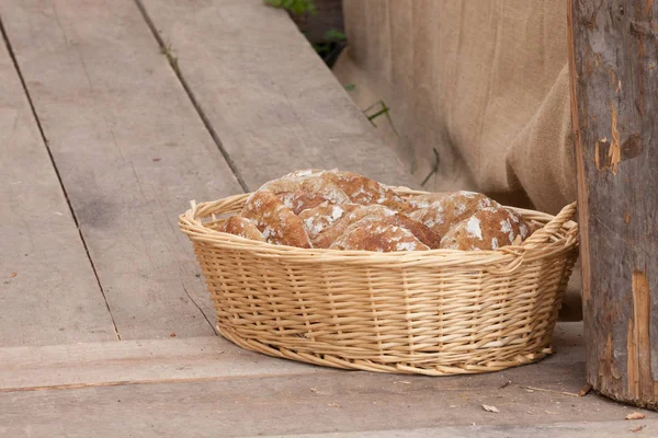 Pan de harina de centeno tradicional cocinado en el lugar durante la celebración del "Speckfest" en Val di Funes, Dolomitas . — Foto de Stock