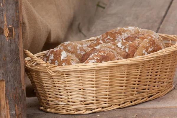 Pão de farinha de centeio tradicional cozido no local durante a celebração "Speckfest" em Val di Funes, Dolomitas . — Fotografia de Stock