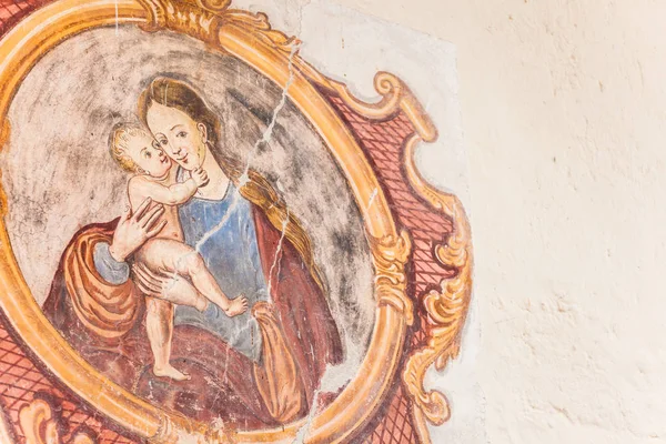 VAL DI FUNES, ITALIA - 30 SETTEMBRE 2016: Dettaglio di un antico affresco dipinto sulla parete esterna della piccola cappella di San Giovanni in Val di Funes — Foto Stock